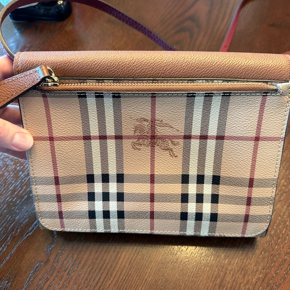 Burberry Loxley Crossbody Bag - Picture 4 of 5